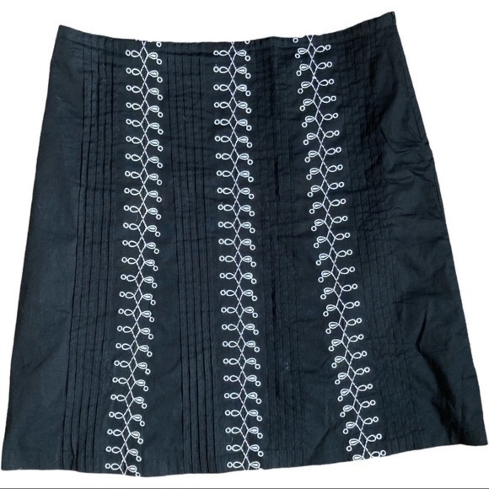 Lucy & Laurel size 12 skirt fully lined, black with white embroidery, pleated